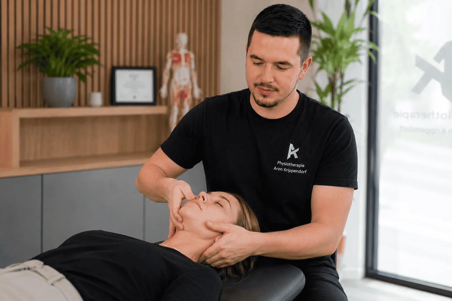 Behandlung im Hausbesuch – der Therapeut arbeitet direkt beim Patienten